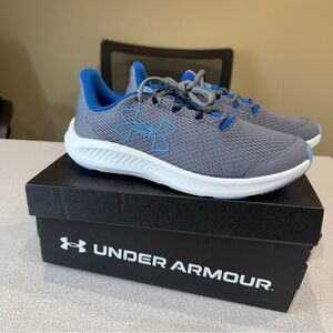 NIB NEW Under Armour Kids Charged Pursuit 3 Sneaker Titan Grey Blue Size 5 Youth